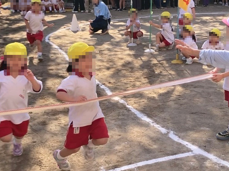 運動会のかけっこで1位になった娘。人物の顔はモザイク処理済み。