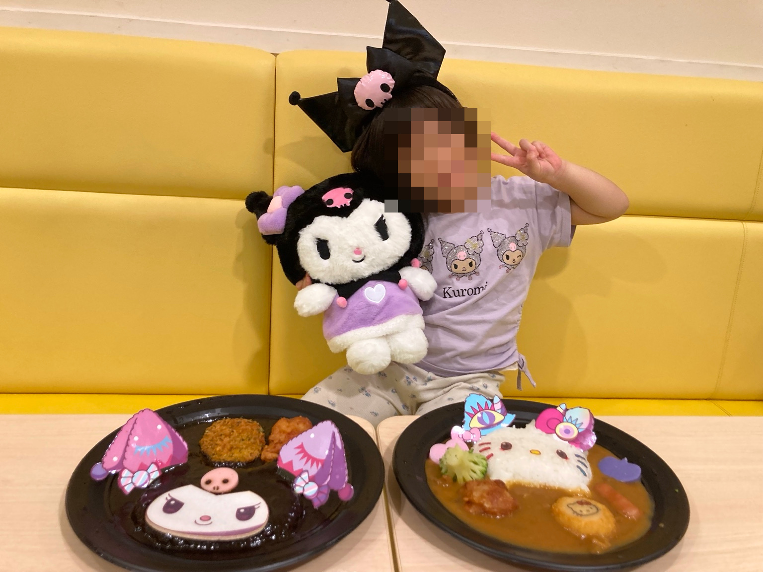 朝昼兼用に食べた、クロミのブラックカレーとハローキティのカレー。