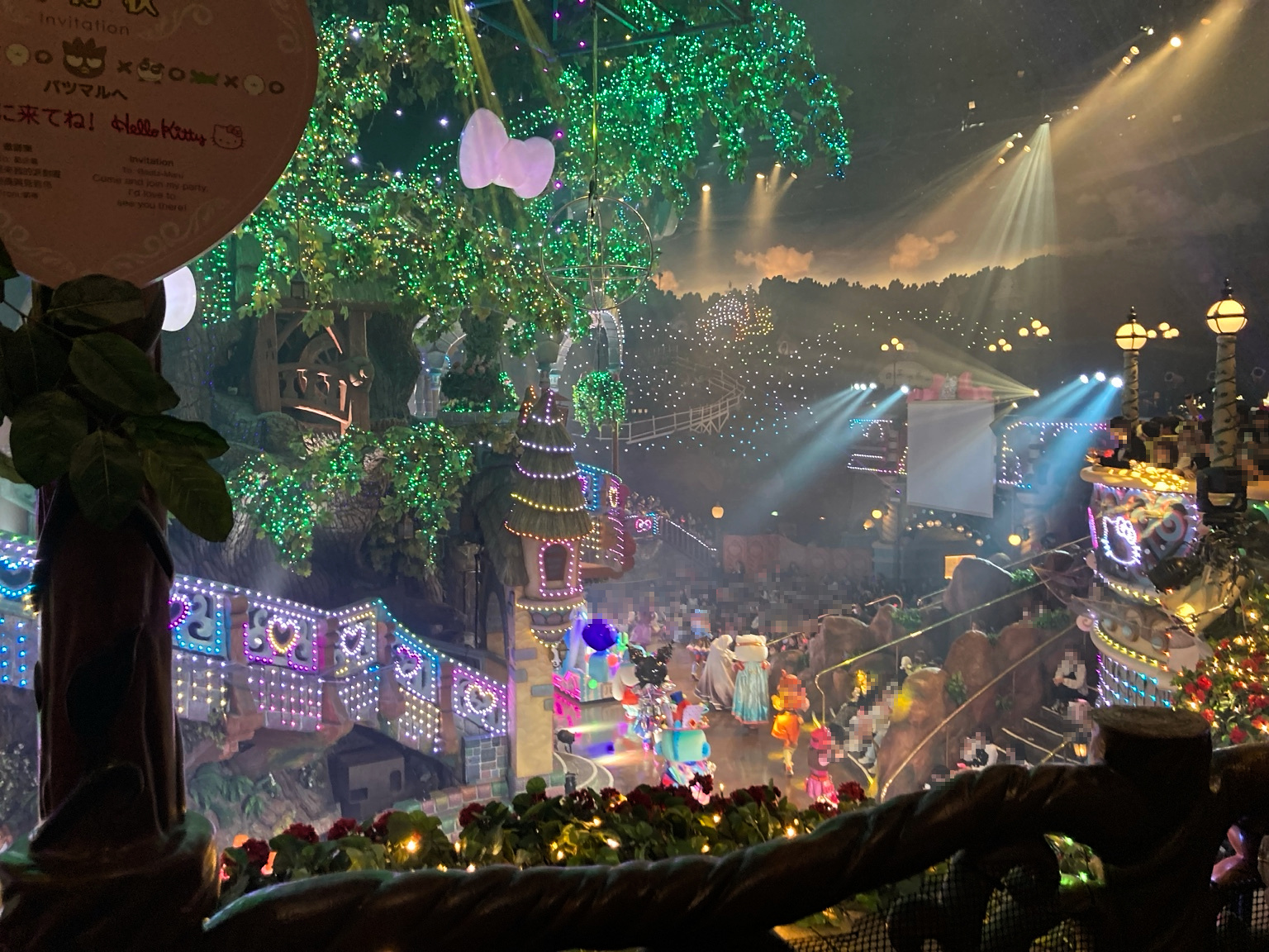 ボートの待機列から見えた、15時のThe Quest of Wonders Paradeの光の演出。
